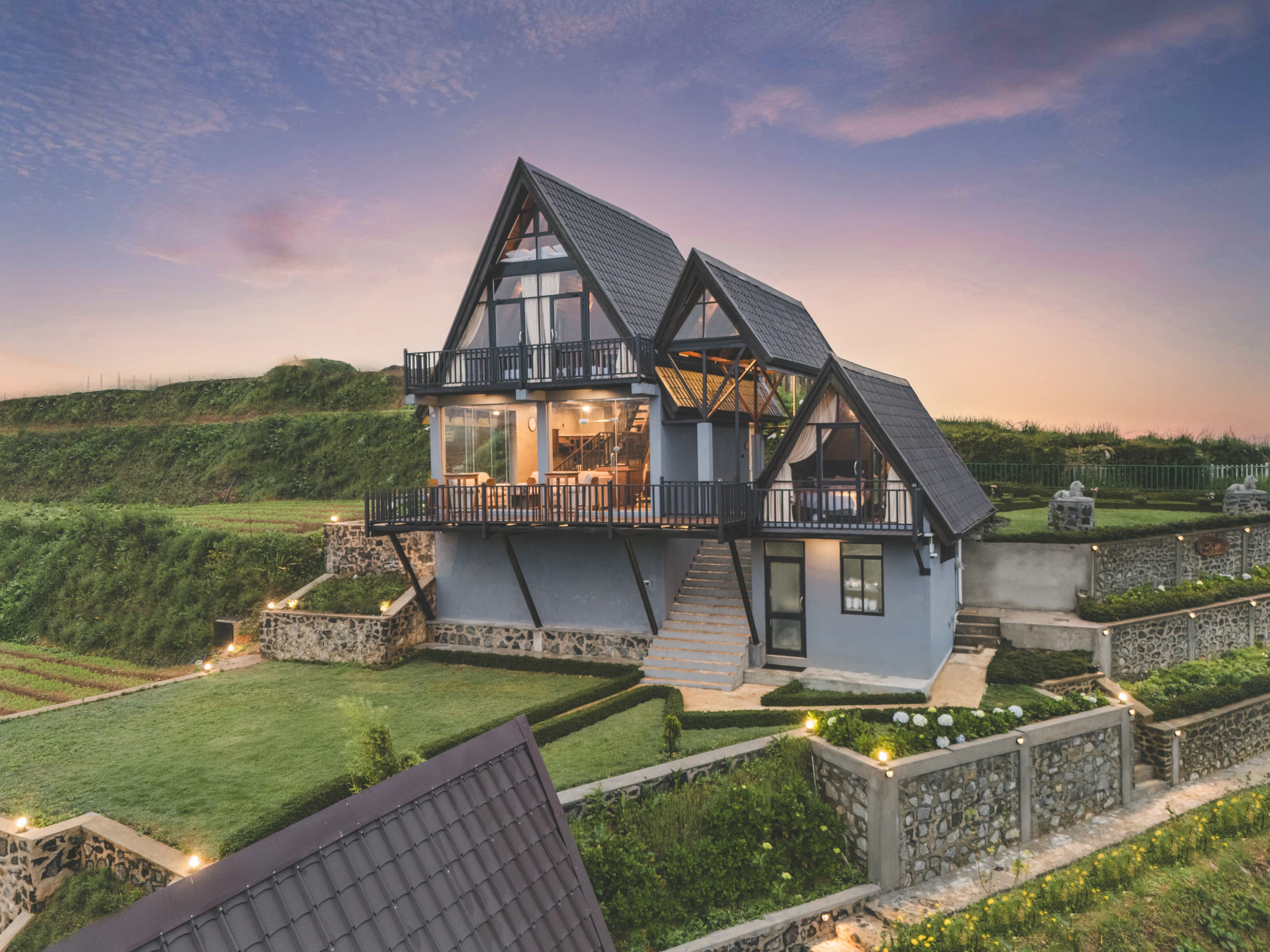 Bellevue Chalets at dusk, Ambewela